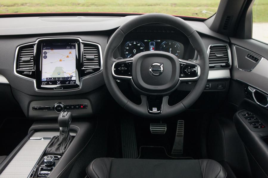 Торпедо Volvo XC90 D5 R-Design 2015 года  (UK) (фото 26 из 44)